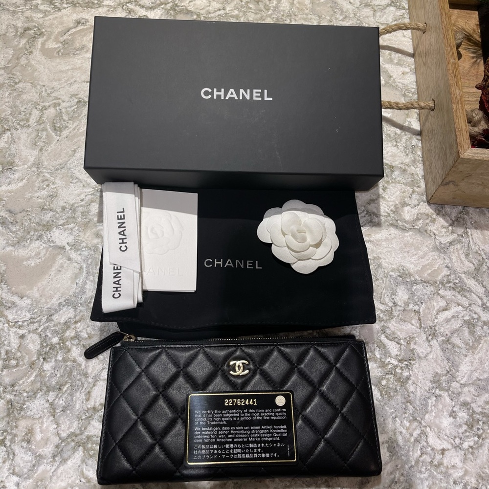 ❣️❣️SOLD❣️❣️AUTHENTIC Chanel Lambskin Long wallet